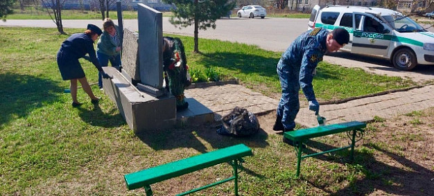 Судебные приставы провели субботник на территории воинского захоронения в Балино